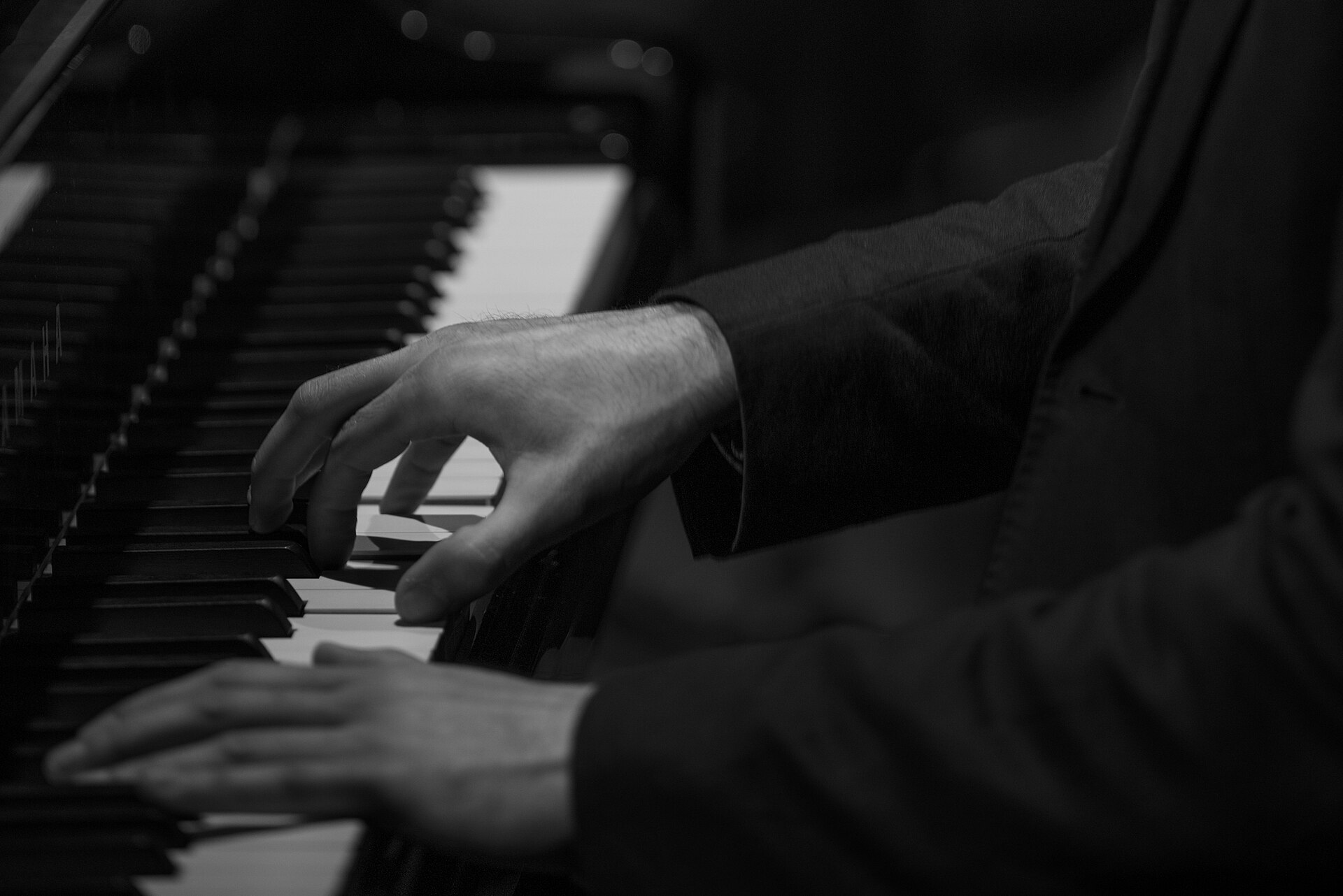 Mani di un pianista durante un concerto